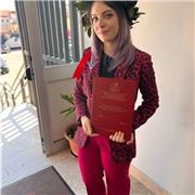 Laureata in didattica della musica impartisce lezioni di pianoforte e solfeggio